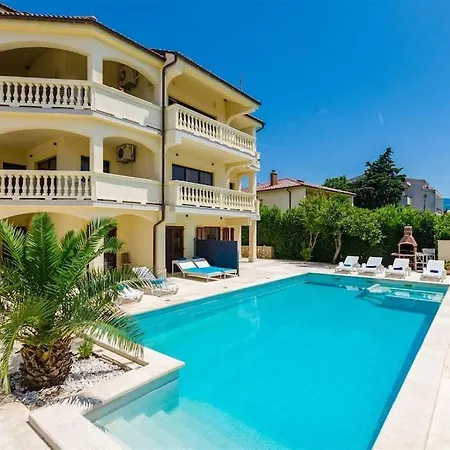 Apartment Vila Stanic With Pool Novi Vinodolski